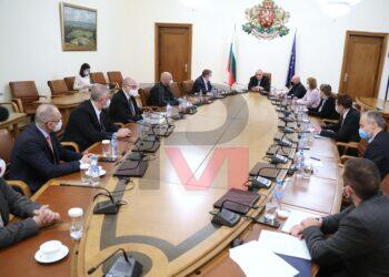 Ограниченията остават до 21 декември, няма да има разхлабване