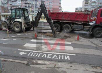 Копаят за отстраняване на аварията на парното в „Здравец Север“