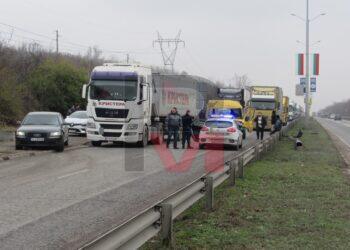 Микробус бе затиснат между два тира заради такси и проститутка /ВИДЕО/