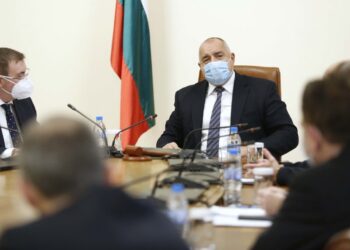 Децата до 4 клас се връщат в ясли, градини и училища, заведенията остават затворени