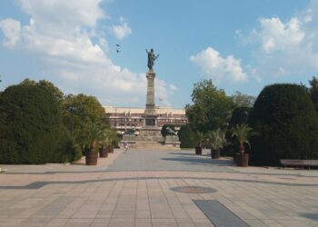 Глобиха пияни мъже, вдигнали скандал посред бял ден на площада