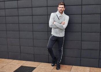 4 свежи идеи за пуловери, с които мъжете могат да разнообразят гардероба си тази зима