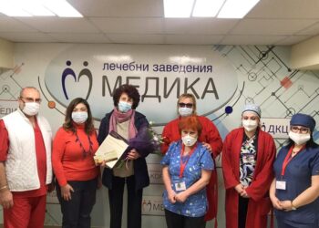 УМБАЛ „Медика“ изпрати в почивка медицинска сестра с 54-годишен стаж