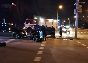 Възстановяват потрошения светофар до Мол-а, шофьорът отнесъл и два знака