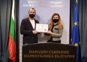 Светлана Ангелова с грамота „Покровител на българския жестов език“