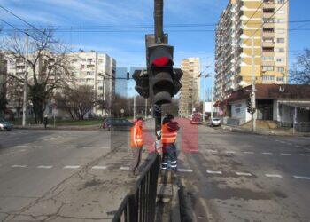 Верижна катастрофа между три автомобила, изкъртен е светофарът /ВИДЕО/