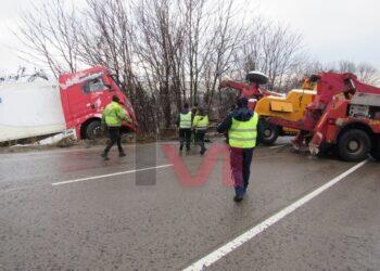 Часове продължи операцията по ваденето на румънския тир на Русе-Бяла /ВИДЕО/