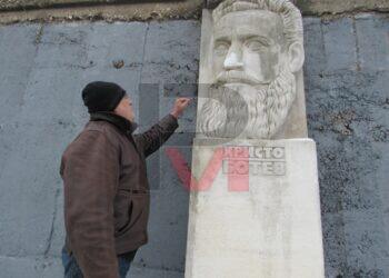 След почистването: Барелефът на Христо Ботев в Русе се заледи и руши /ВИДЕО/