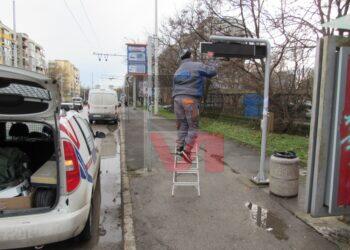 Ремонтират информационните табла по спирките, за да работят нормално