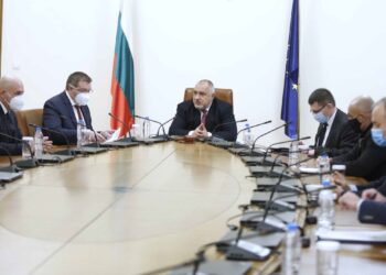Учениците от 5 до 12 клас се връщат в клас само за практически занятия