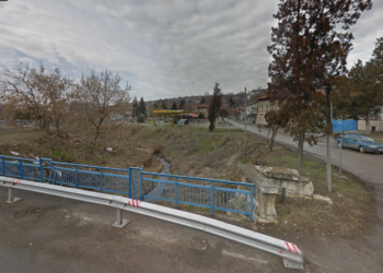 Автомобил пропадна в дере в Бяла, пожарната вади пострадал с въжета