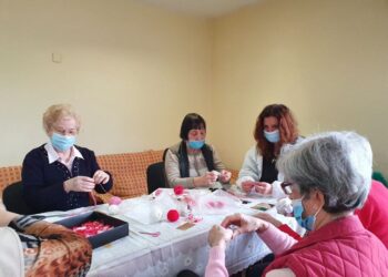Възрастните хора от дом „Възраждане“ изработиха 360 мартенички за медиците