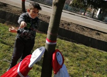 Деца и възрастни украсиха село Семерджиево в цветовете на Баба Марта