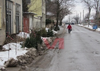 Опасни изкопи зеят в Червена вода, ВиК не знаят кога ще ги запълнят /ВИДЕО/
