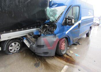 Бус на куриерска фирма се заби в товарен автомобил /ВИДЕО/