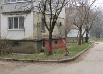 Опасна лампа след рязането на дърветата тревожи хората в кв. „Здравец“