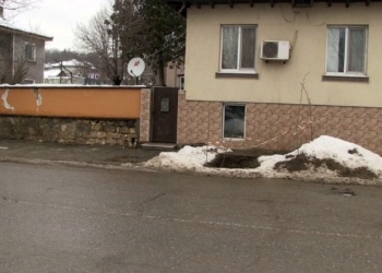 Среднощна гонка завърши с БМВ в ограда, младежите избягали