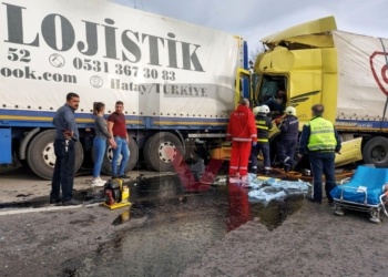 Два турски тира се удариха на Мойсевия баир, пострада единият водач
