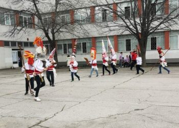 Кукери гониха злите сили в Дойче шуле в Деня на народната носия