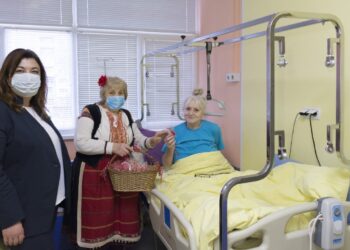 Баба Марта върза над 800 мартеници в трите болници на „Медика“