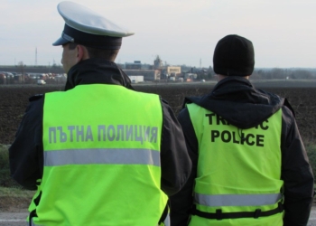 Поледицата завъртя два румънски тира край „Джъмбо“ /ВИДЕО/