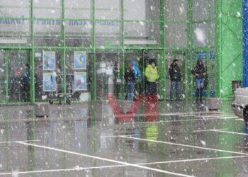 Хипермаркетите с нехранителни стоки изнесоха каси за спешни клиенти /ВИДЕО/