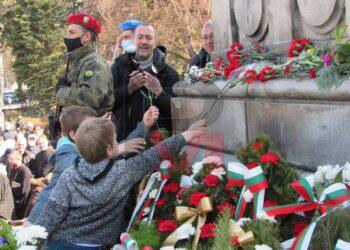 Русе отбеляза 3 март тържествено, но с много хора накуп без маски /ВИДЕО/