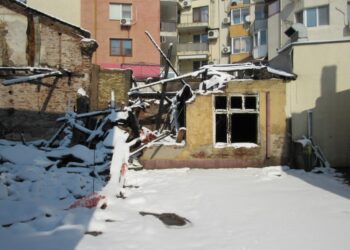Събарят опасна постройка в центъра на Русе, изгоряла при пожар