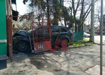 След изпреварване: Джип влезе в двора на къща и огъна стената