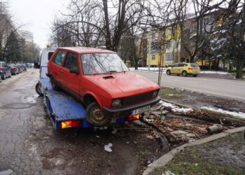 Вдигането на старите автомобили започна, изнасят ги от паркингите на Русе