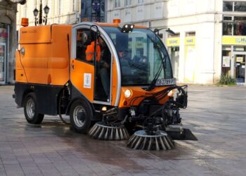 Модерни многофункционални машини чистят от днес градските улици и площади в Русе