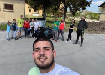 На Цветница: Ентусиасти почистиха района на жп гарата в Бяла