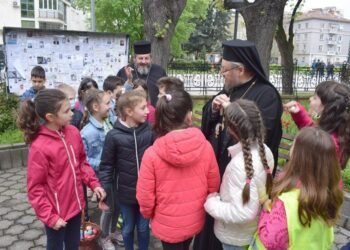 Деца от ОУ„Иван Вазов” боядисваха Великденски яйца с митрополит Наум