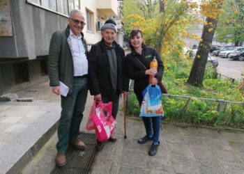 Доброволци от БСП-Русе дариха продукти на 150 нуждаещи се семейства