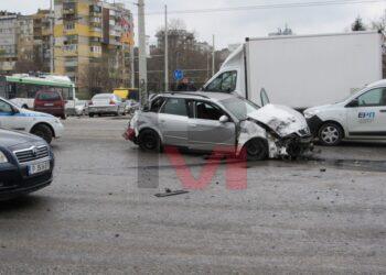 Тир помля два автомобила на кръстовището в „Дружба“ в Русе /ВИДЕО/
