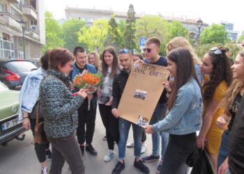Преди баловете: Абитуриенти канят с музика любимите учители /ВИДЕО/