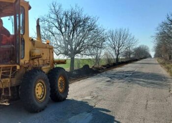 Община Ветово започна ремонт на пътя Ветово-Смирненски