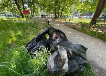 „Зелени посланици“ чистят детските площадки в Русе, чакат и сигнали