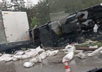 Подпийнал шофьор е преобърнал камиона със захар при Бяла