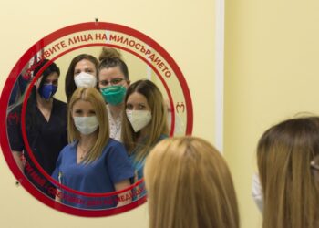 Арт огледала в УМБАЛ „Медика“ показват красивите лица на милосърдието