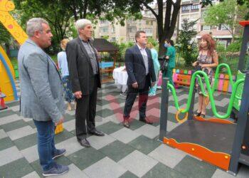 Ротари и „Дунарит“ дариха детска площадка на ясла №4 в Русе /ВИДЕО/