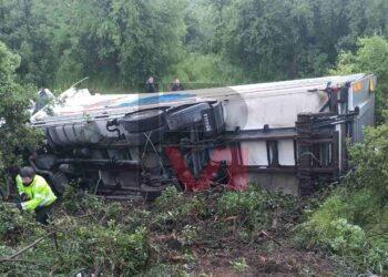 Камион с цитруси за Румъния се обърна на жп линията край Бяла