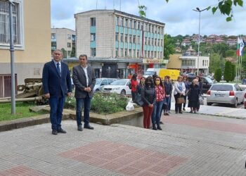 С поднасяне на венци и сирени Бяла се поклони пред подвига на Ботев