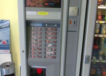 Неизвестни обиколиха и обраха кафе-автоматите в центъра на Русе