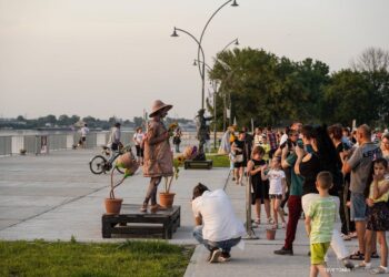 Живите статуи превърнаха кея на Русе в артистична сцена /СНИМКИ/