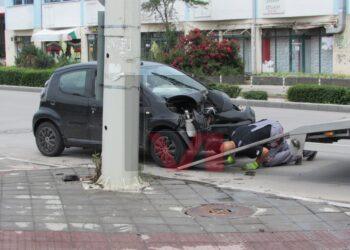 Лек автомобил се вряза челно в тролейбусен стълб край „Кауфланд“