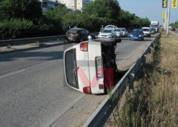 БМВ се сблъска с „Дайхацу“, което се обърна на бул.“България“ /ВИДЕО/