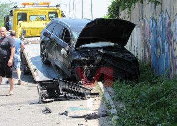 Трактор запрати „Ауди“ в бетонна стена на бул.“България“ /ВИДЕО/
