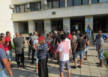 Протест заради стрелба събра роми пред полицията в Русе /ВИДЕО/