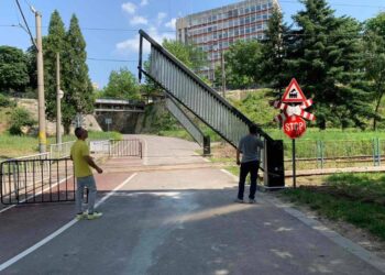 След три часа: Деца счупиха новата бариера на жп прелеза на кея